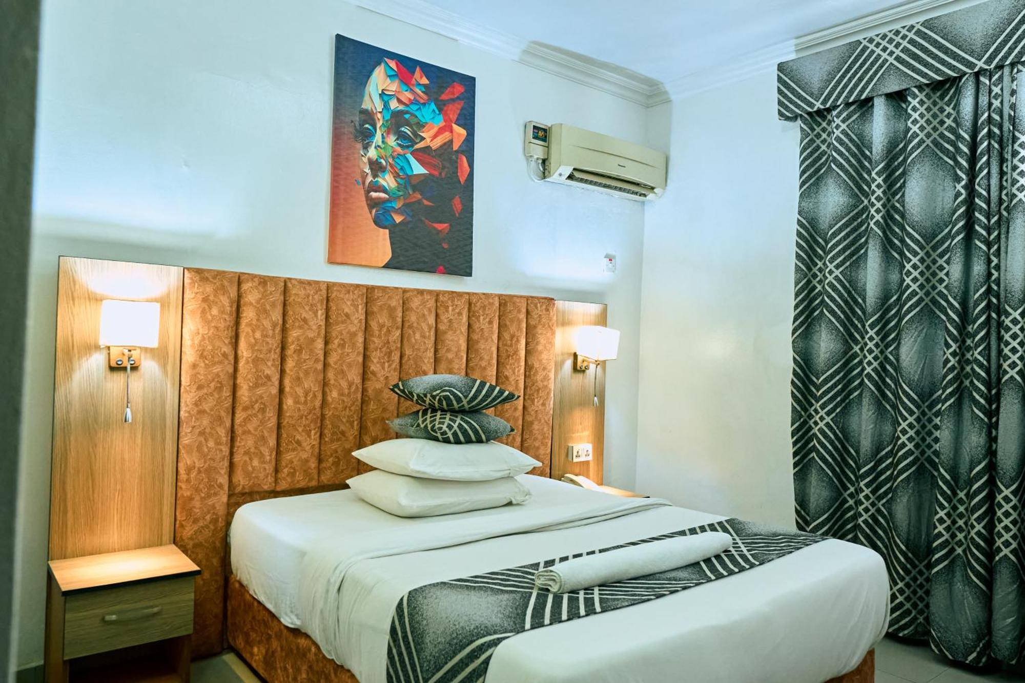 Crownedge Hotels Ikeja Exterior foto