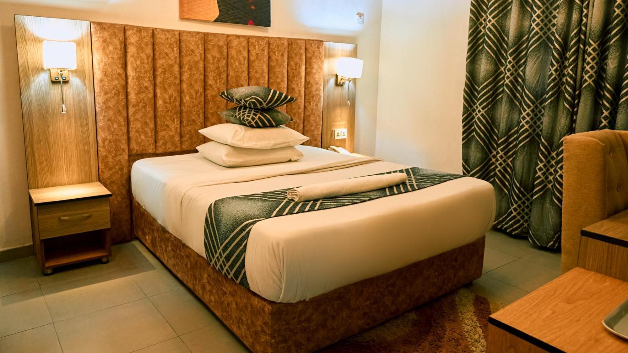 Crownedge Hotels Ikeja Exterior foto